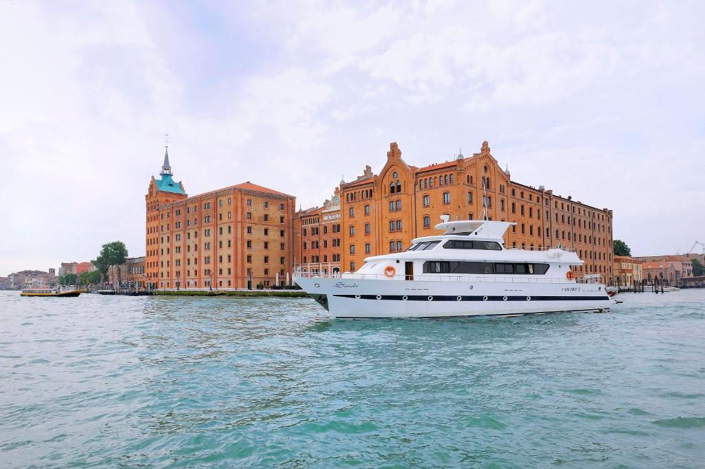 Yacht Sarah Venezia Hotel La Giudecca Exterior photo